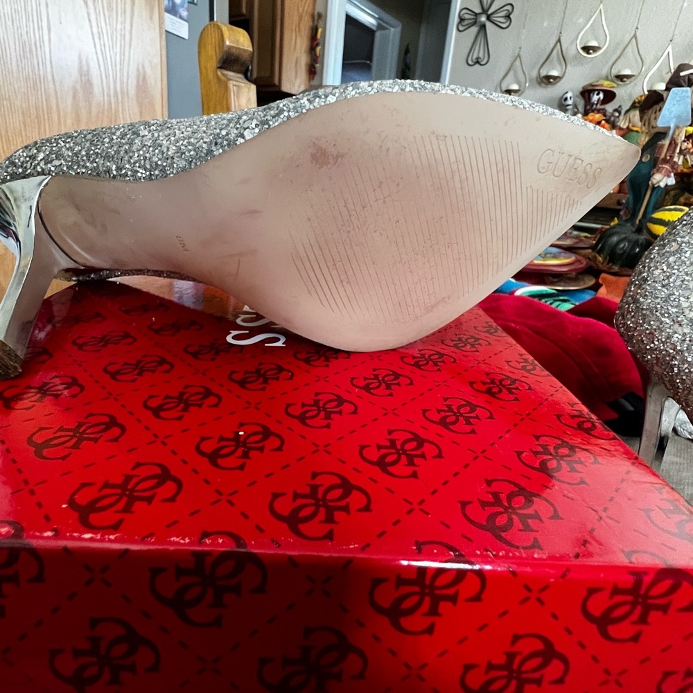 Guess Silver Textured Pointy Closed Heel Size 8m - image 8